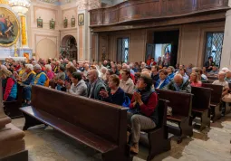 I fedeli durante la celebrazione della Santa Messa