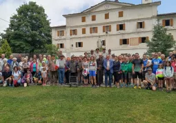 Il nutrito gruppo che ha partecipato alla giornata. Presente il Sindaco Ezio Donadio con alcuni amministratori e l'assessore regionale alla Montagna Marco Gallo