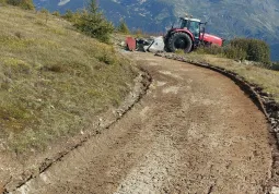 Il cantiere della Strada dei Cannoni durante il ripristino e la manutenzione del manto stradale