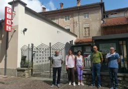 Il nuovo DAE posizionato all’ingresso del Cinema Lux. In foto, a partire da destra, il presidente Enrico Giubergia del Comitato della CRI Busca, il Sindaco Ezio Donadio, la presidente dell’ASD Body Style Laura Delfino, la Vice-sindaca Beatrice Aimar e il consigliere Gianpiero Marino della CRI Busca