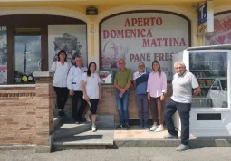 Il nuovo DAE posizionato in frazione San Barnaba, davanti al negozio di alimentari Rosso. In foto, a partire da destra, il consigliere Gianpiero Marino della CRI Busca, la Vice-sindaca Beatrice Aimar, il presidente Enrico Giubergia del Comitato della CRI Busca, il Sindaco Ezio Donadio e i titolari dell’attività.