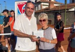 L'assessore allo Sport Diego Bressi con Claudia, la compagna di Cavinato