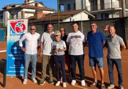 Il direttivo del Tennis Club Busca con la famiglia Cavinato e l'assessore allo Sport Diego Bressi