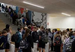 Gli studenti nell'atrio dell'ingresso si dirigono in classe per l'inizio delle lezioni
