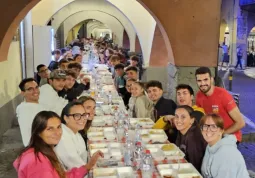 Le tavolate disposte sotto i portici della via centrale