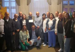 Marco Villois a fianco del Sindaco Ezio Donadio, centrali, insieme agli assessori e consiglieri comunali