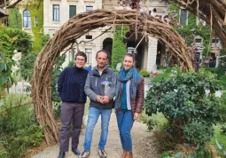 Flavio Miretti, Brigitta Balestri e Matilde Tonelli dello Spazio Miretti Giardini premiati con “La Foglia d’oro del Lago di Como”
