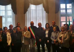 Il sindaco Ezio Donadio e gli assessori Bressi e Rosso insieme agli ospiti argentini e alcuni componenti del Comitato Gemellaggi