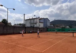 Uno dei campi in terra battuta durante una lezione