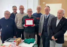 Il sindaco Ezio Donadio insieme il presidente provinciale Acli di Cuneo Elio Lingua e al segretario provinciale Michele Fattoruso durante la consegna della targa a Tesio