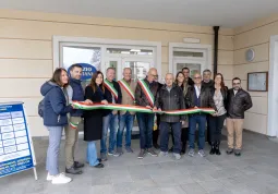 Il taglio del nastro all'inaugurazione dello Spazio Anziani
