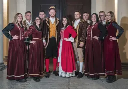 Micon e Miconëtta con l’allegro gruppo di maschere