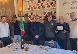 Un momento di convivialità, presente il sindaco Ezio Donadio, l’assessore al Volontariato Bruno Olivero e l’assessore regionale Marco Gallo