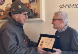 Consegna della targa all'alpino Stefano Tesio per celebrare il traguardo dei suoi 90 anni