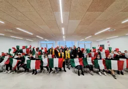 Il Tricolore agli alunni delle classi quinte