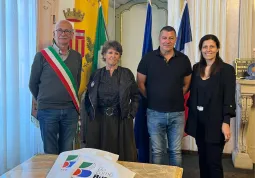 Il sindaco Ezio Donadio e l’assessora alla Cultura Lucia Rosso insieme alla presidente del Centre d'Astronomie Claude Bouliou e il direttore Fabien Marquet 