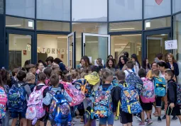 Gli alunni della scuola primaria durante l'ingresso nel primo giorno di scuola