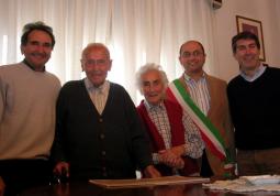 Giovanni Martinale nel salotto di casa sua con la moglie Eugenia, il figlio Franco, il sindaco, Luca Gosso, e l'assessore Gianmichele Cismondi