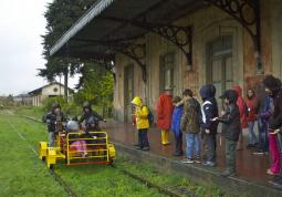 I ragazzi delle scuole di Busca in visita alla stazione di Dronero provano le bici ferroviarie