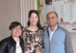 Theresa Garnero con il sindaco, Luca Gosso, e  l'insegnante di inglese Alessandra Barale che la ospita a Busca