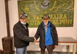 A sinistra i nuovo presidente del Gruppo Alpini di Busca Piero Cavallo, a destra l'uscente Giovanni Demarchi