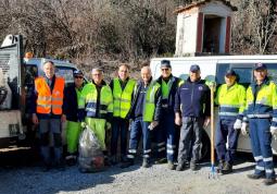 Raccolta rifiuti per le strade - Volontari Protezione civile comunale