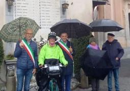 Ad accogliere il ciclista della meoria a Ceretto gli assessore di Busca e Costigliole Saluzzo, Ezio Donadio e Ivo sola, la presidente  provinciale Anpi Ughetta Biancotto 