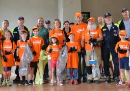 Partecipanti e amministratori comunali prima della partenza per la pulizia nelle vie cittadine