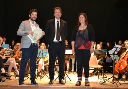 Da sinistra, il presentatore della serata Andrea Caponnetto, il maestro Maurizio Fornero, direttore dell’Istituto e dell’Academia Momtis Regalis, la assessora Lucia Rosso