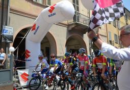 Il sindaco Marco Gallo dà il via alla quinta tappa del Giro d'Italia Under 23 edizione 2022