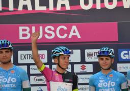 La maglia nero-rosa Extra Giro per il miglior italiano in classifica generale indossata questa mattina da Davide Piganzoli (Eolo-Kometa)