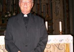 Monsignor Giulio Einaudi di fronte all'altare della chiesa della Santissima Trinità
