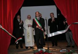 Il sindaco, Luca Gosso, ha appena tagliato il nastro di inaugurazione