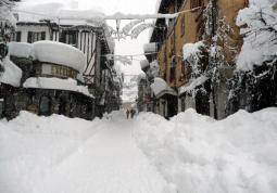 che ci invia una gentile lettrice, il centro di Limone Piemonte durante la grande nevicata dei giorni scorsi