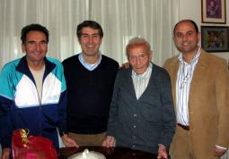 Giovanni Martinale nella sua casa con il figlio Franco, il sindaco, Luca Gosso, e il vice-sindaco, Gianmichele Cismondi